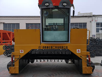 履帶式翻堆機01.jpg
